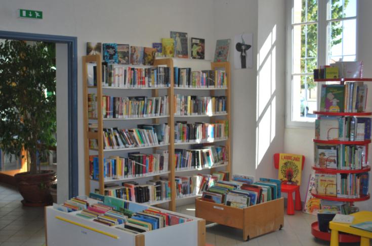 Salle de lecture de la Médiathèque de Bérat