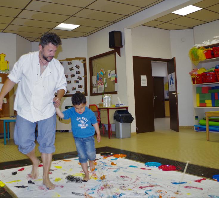 Réalisation d'une fresque de manière décalée avec des élèves