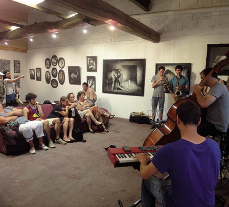 Concert au milieu d'une exposition, un public confortablement installé: c'est comme si on était en famille !