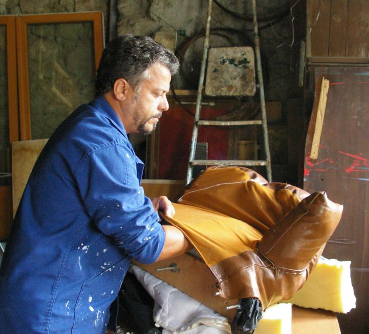 exécution du gant de boxe, en cuir, métal et mousse pour *Tenu par les cerises*